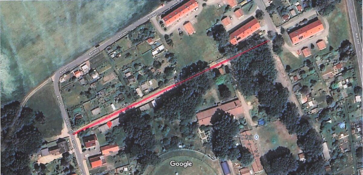 Zu sehen ist ein Luft von Kodersdorf-Bahnhof. Farblich markiert wurde die Straße Am Bahnhof Nr. 50-60