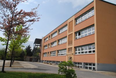 Hinteransicht Schule