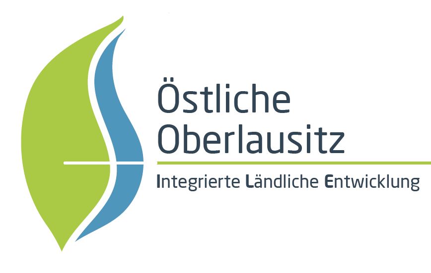 Das Logo des Lokale Aktionsgruppe Östliche Oberlausitz e. V. in grün und blau gehalten. Es handelt sich dabei um einen Schriftzug und an der linken Seite befindet sich ein Blatt.