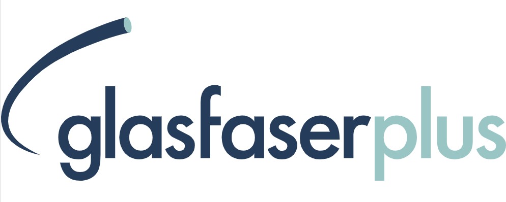 Logo von GlasfaserPlus. Es handelt sich um einen einfachen Schriftzug mit dem Namen in Blautönen.